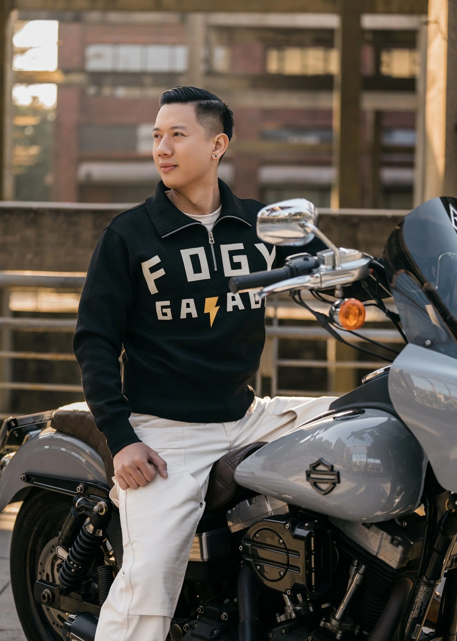 NO.10 Sweatshirt - BLack - Image 3