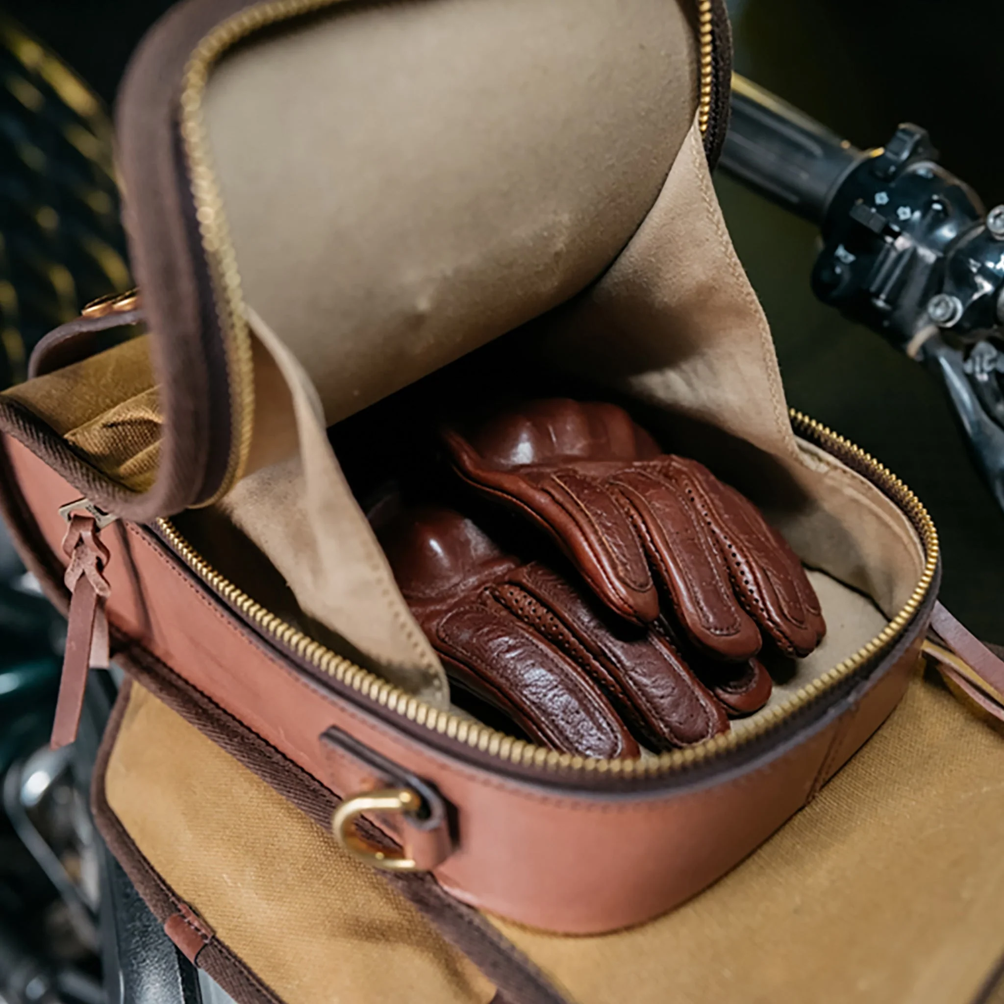 COMPASS Magnetic Tank Bag - Desert - Image 4